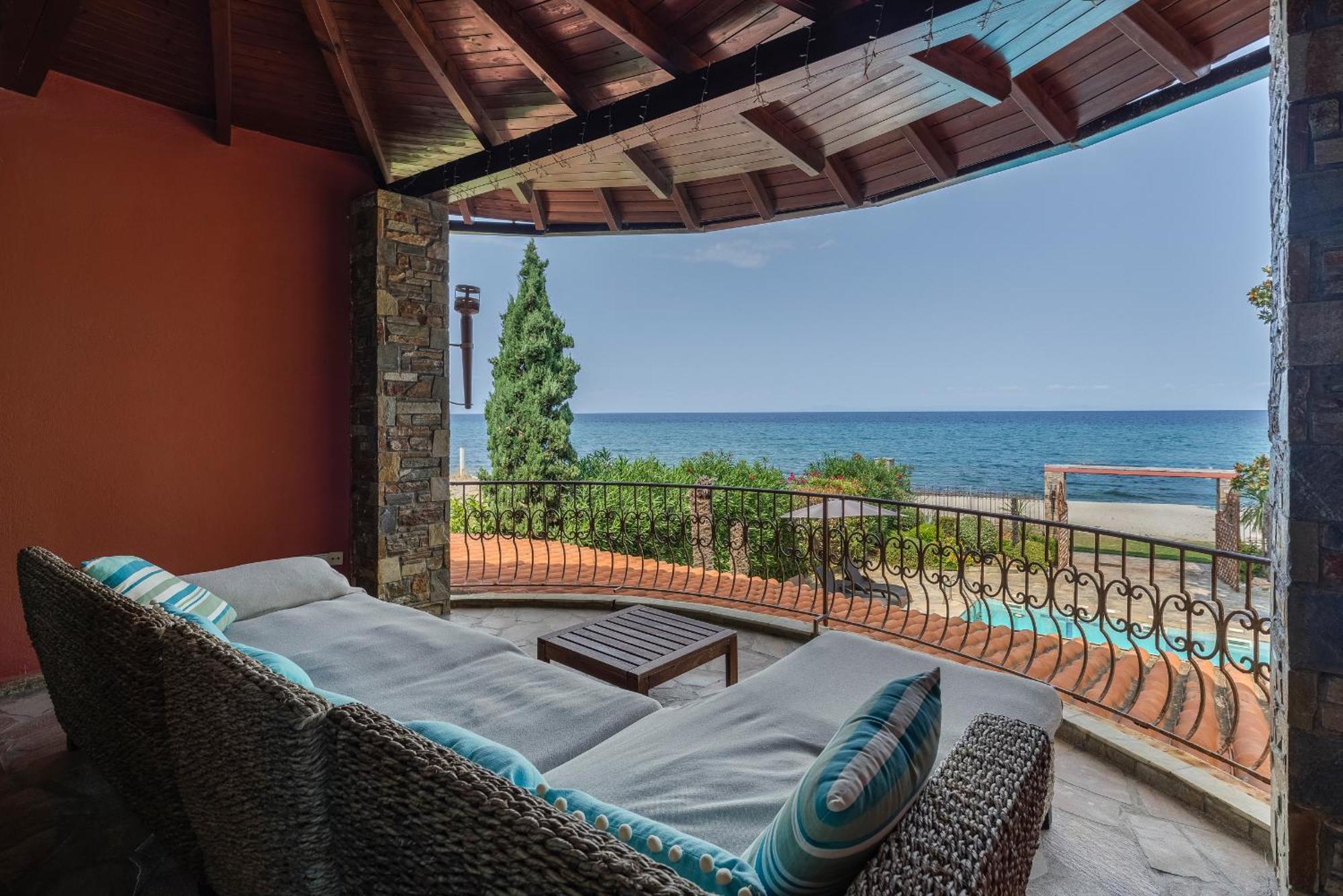 Efharis Beachfront Villa Platamonas Extérieur photo